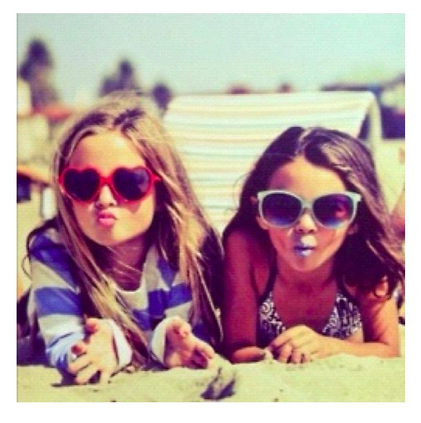 Jolies lunettes de soleil pour bambins en vacances