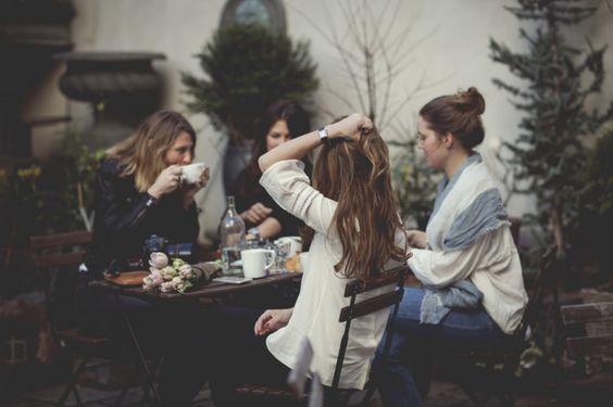 Mamans et non mamans : quand la maternité rebat les cartes de l’amitié