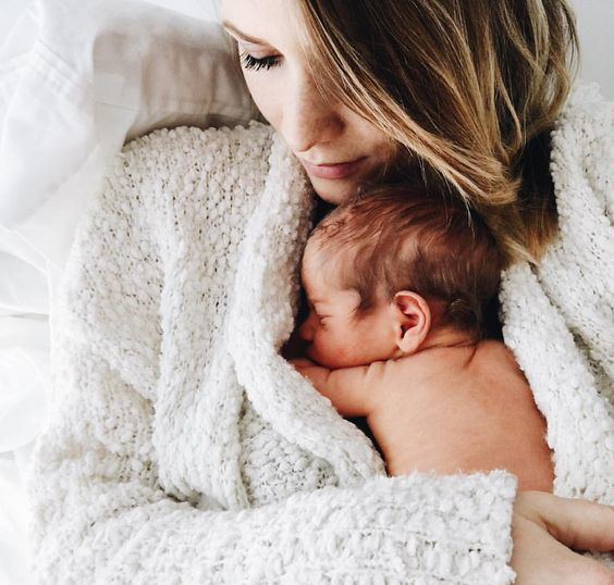Devenir maman : 3 astuces pour être plus sereine avec un nouveau-né