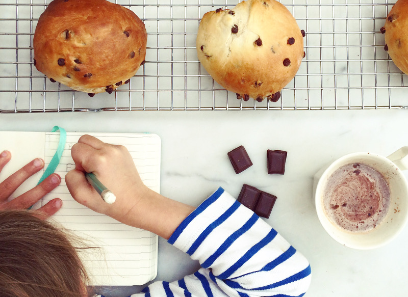 Recette pour le goûter : petits pains au lait et aux pépites de chocolat