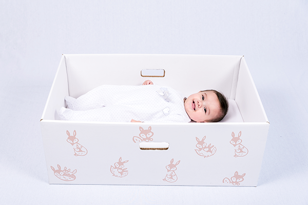 Baby box : prête à faire dormir votre bébé dans une boîte en carton ?