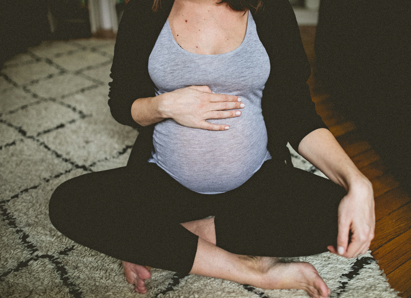 5 Postures De Yoga Pour Mieux Vivre Sa Grossesse Les Louvesles Louves