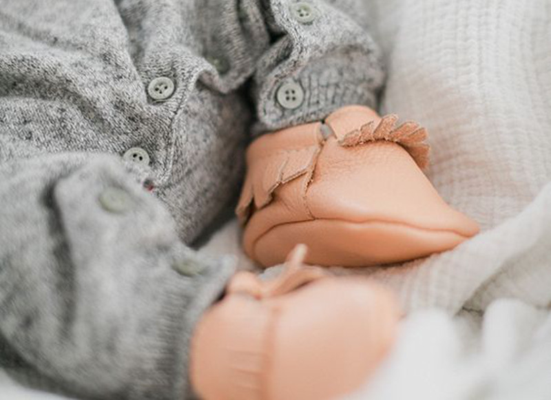 Ensemble naissance en tricot bonnet + moufles + chaussons - noisette, Bébé