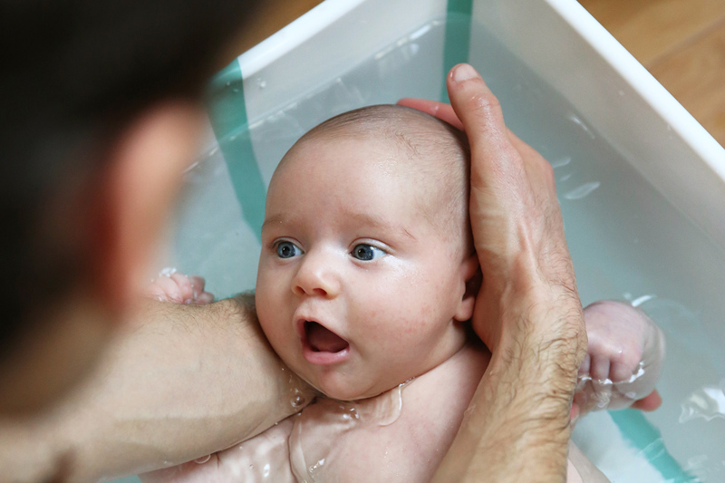 Conseils pour les premiers bains du bébé