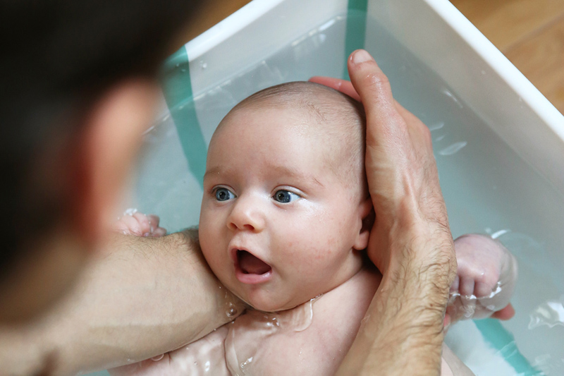 Nos conseils pour les premiers bains de bébé