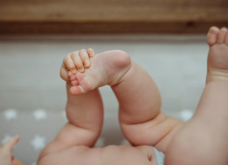 Huiles essentielles chez les bébés : comment les utiliser, lesquelles bannir ?