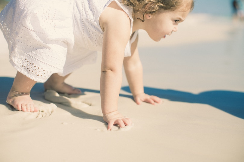 Premiers pas : comment accompagner son enfant vers la marche