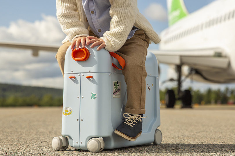 Voyager en avion avec un enfant : bien préparer son sac cabine