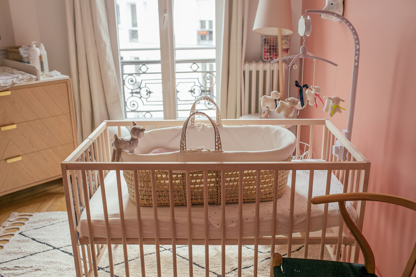 Trousseau de naissance : les essentiels pour la chambre du bébé