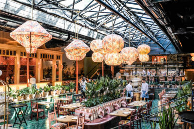 La Gare interieur table