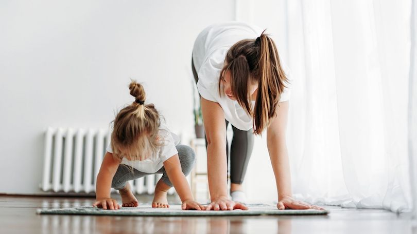 Petites séances de yoga en famille : comment pratiquer le yoga avec nos enfants ?