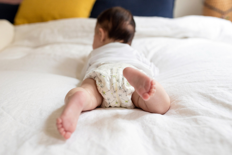Bébé d’hiver, bébé d’été : comment habiller mon bébé pour ses premières nuits ?