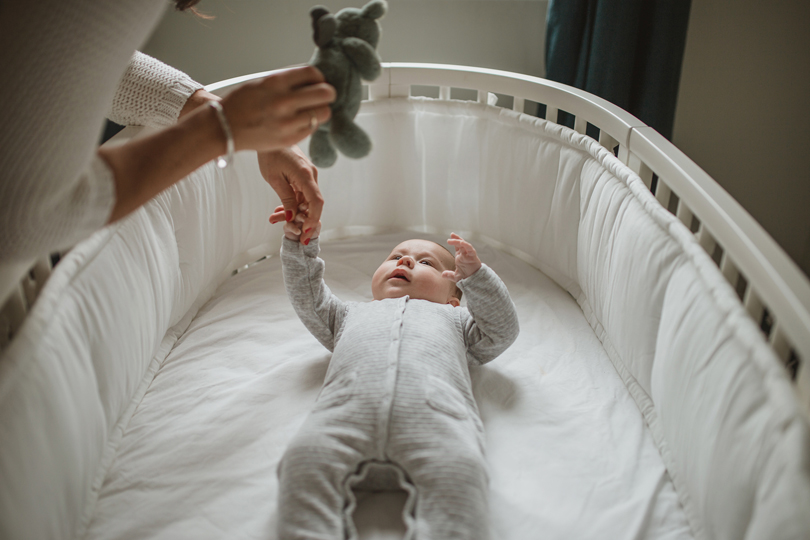 Pourquoi le doudou est important pour bébé ?, Autour de bébé