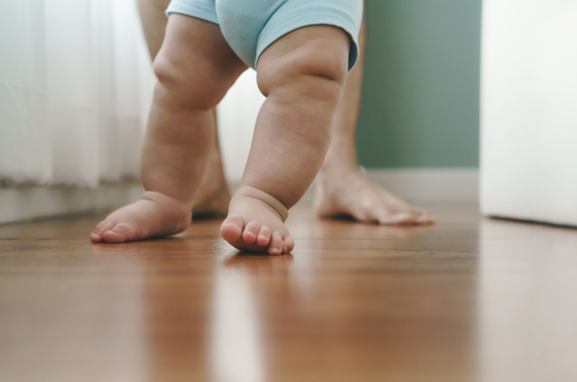 Quand faut-il mettre des chaussures à bébé ?