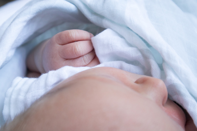 Chaleur, moustiques, premiers pas : garde-robe d’été pour les bébés