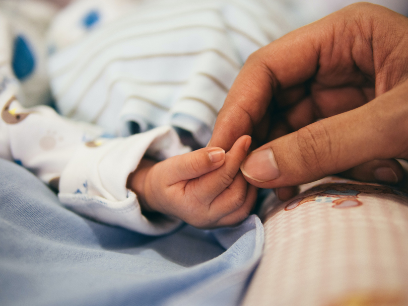 Bébé Mignon Dort La Nuit Dans Un Berceau Pour Bébés Sans Auvent Ni Pare- chocs. Dormir En Toute Sécurité Dans Le Noir