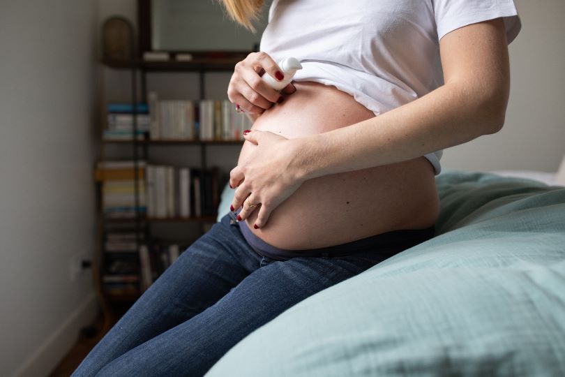 Huile pour vergetures de grossesse : nos produits préférés