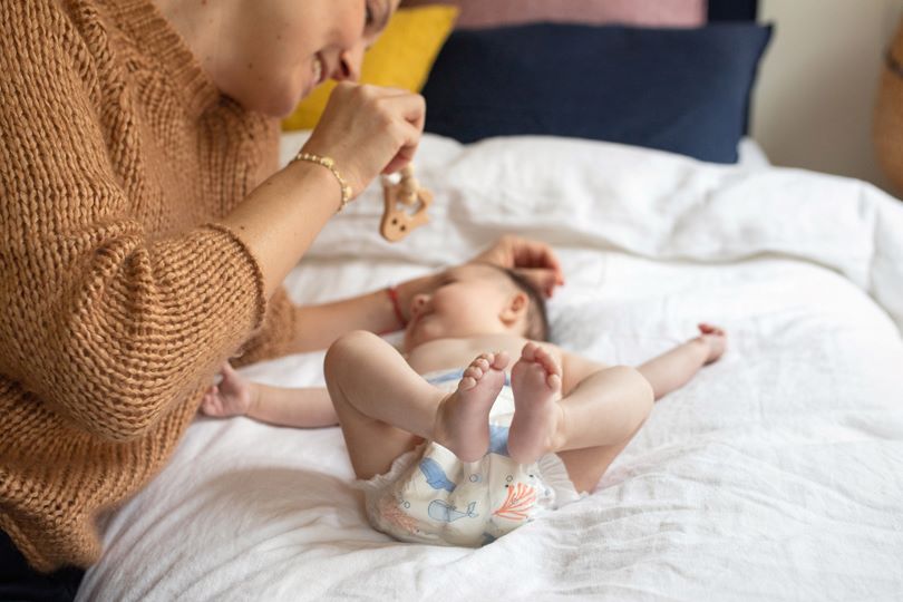 Fille et garçon : comment nettoyer les parties intimes de son bébé ?