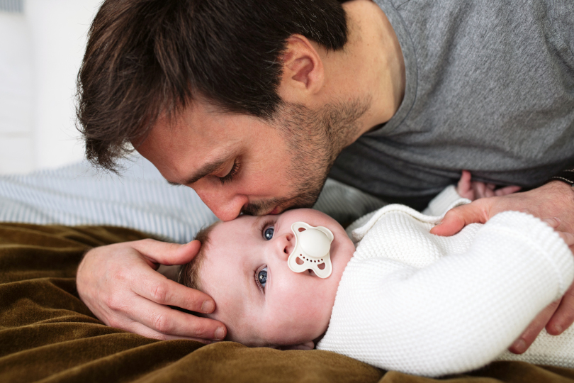 Quelques astuces pour que bébé garde sa tétine - Bébé passion