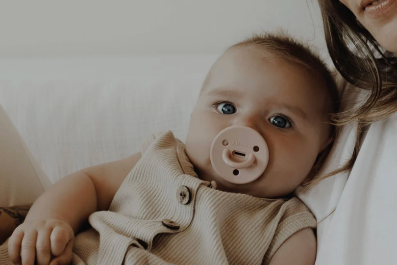Sucette pour bébé : comment la choisir, l’utiliser, s’en séparer ?