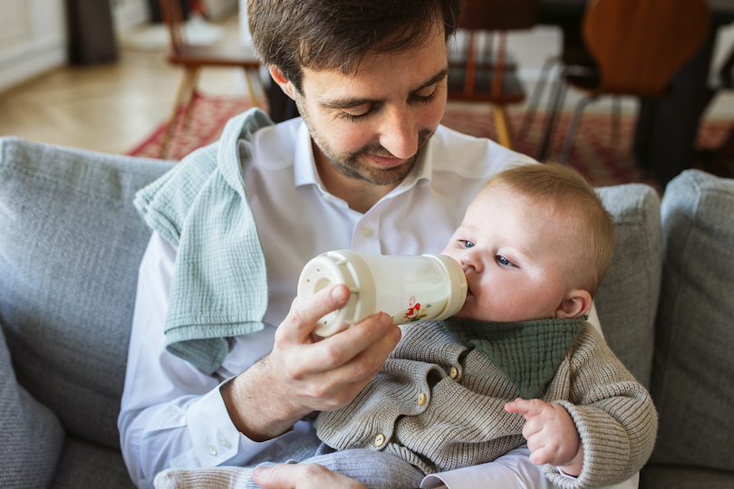 Premiers jours avec un nouveau-né : comment préparer et donner un biberon ?