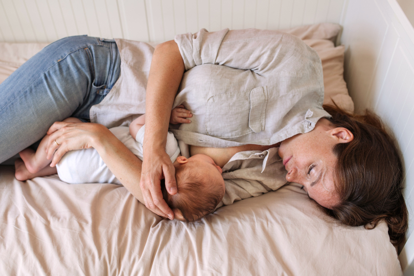 Position pour allaiter : comment s’installer et varier les postures avec son bébé ?