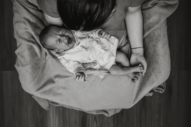 Régurgitation, coliques : pourquoi il est normal que votre bébé pleure