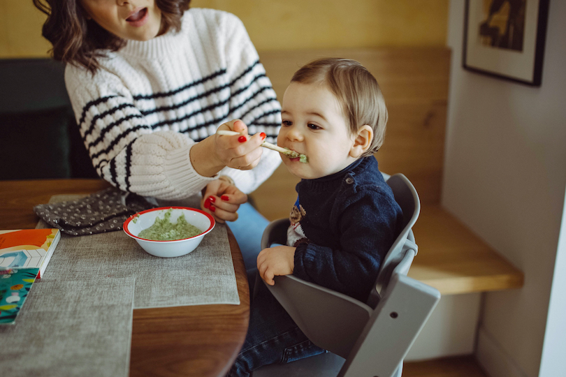 « Bébé mange comme nous » : adopter la cuisine parents-bébé pour se simplifier la vie