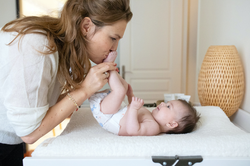 Coliques, sommeil et apaisement : les précieux bienfaits du massage bébé 
