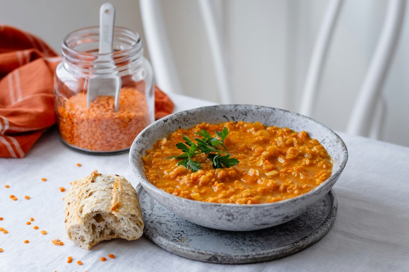 Recette pour le post-partum : le Dahl de lentilles corail aux patates douces et épinards