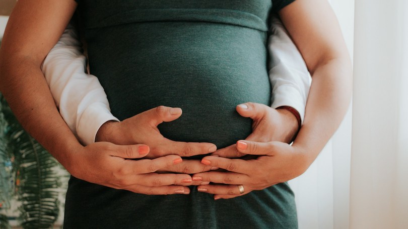 Grossesse et couple : entre rapprochements et tensions, traverser ce moment à deux
