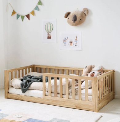 Lit Montessori enfant au sol en bois 70x140, idéal pour transition après lit à barreaux et favoriser l’autonomie