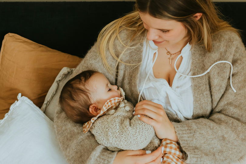 Bébé hurle dès qu’on le pose : vous n’êtes pas seule