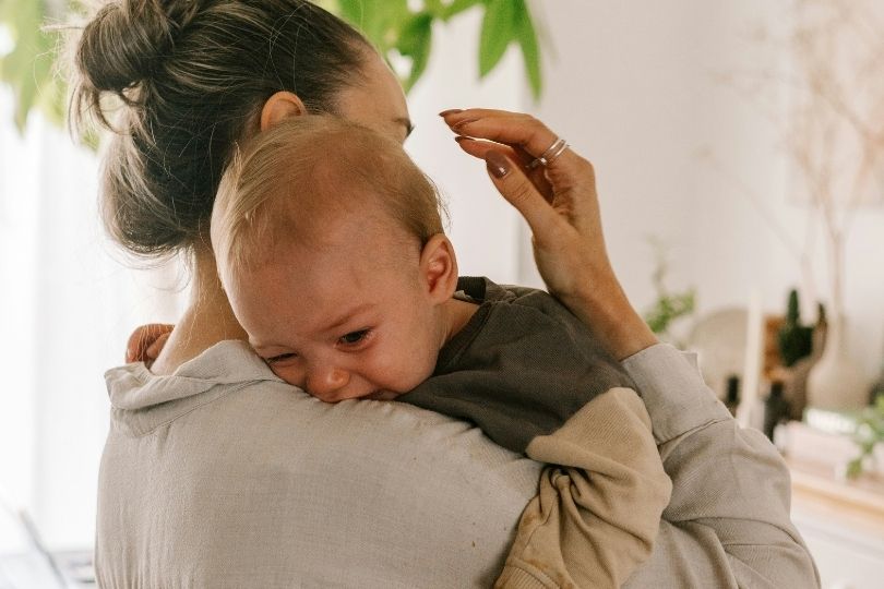 Anxiété du premier bébé : quand trop aimer fait peur