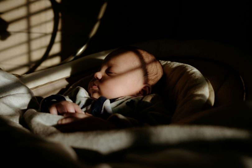Mon bébé ne dort pas : comment survivre aux premières semaines