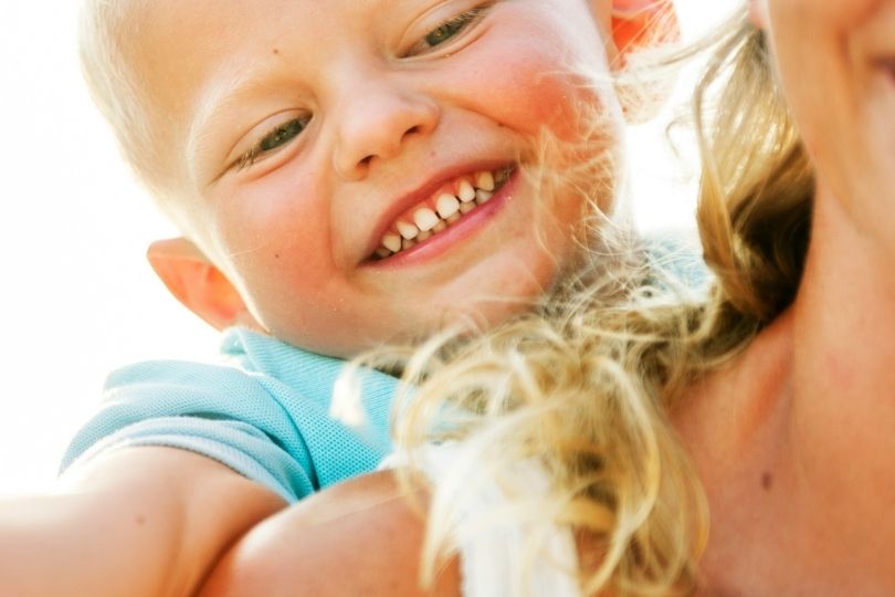Crème solaire enfant : le guide d’une dermatologue