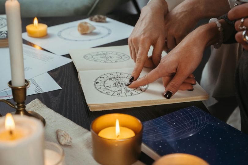 Horoscope de juin pour les mamans : ce que les astres ont à vous dire (et ça fait du bien)