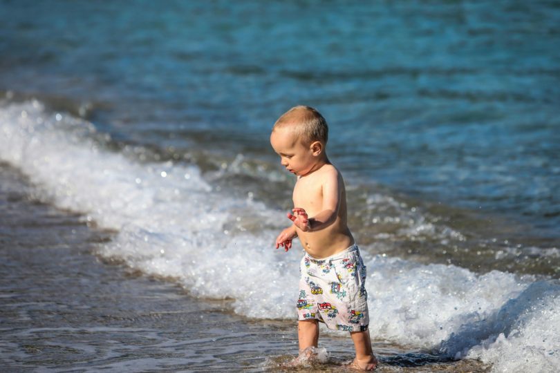 Crème solaire et enfants : à quel âge faut-il vraiment commencer ?