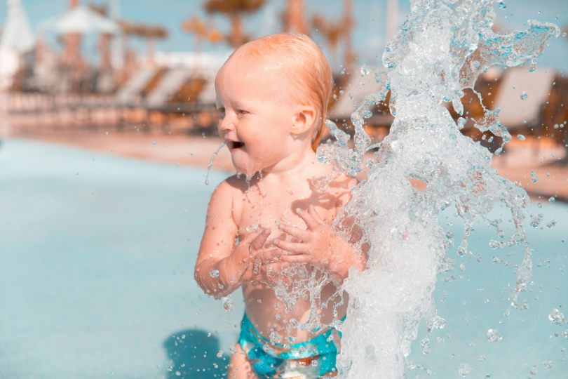 Première baignade de bébé : le guide pour jeter à l’eau vos angoisses (et pas votre vigilance)