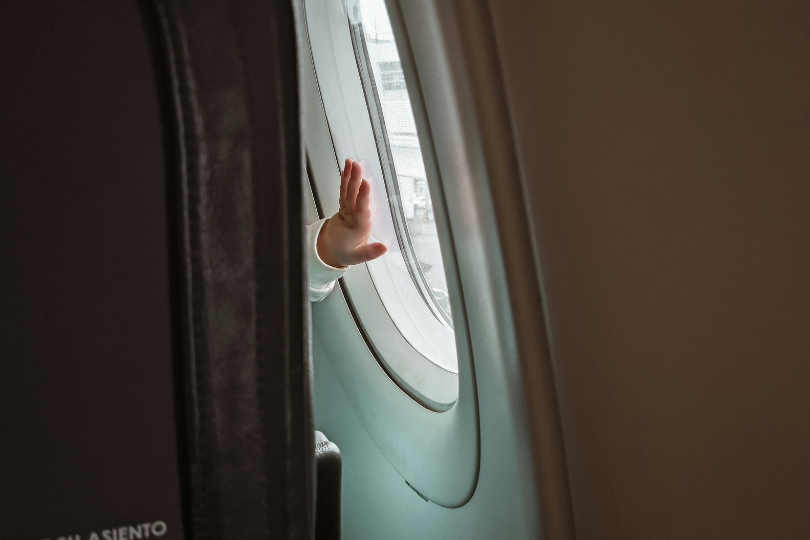 Premier voyage en avion avec un bébé : le guide complet pour décoller sereinement