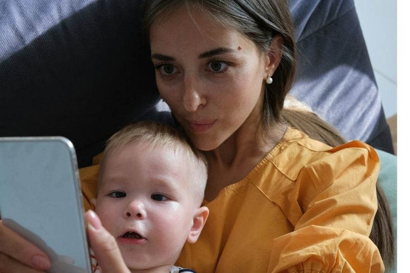 Allaitement : faut-il lâcher son smartphone lors des tétées de nuit ?