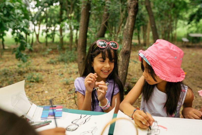 Envoyer son enfant en colo : bénéfices, risques et âge idéal