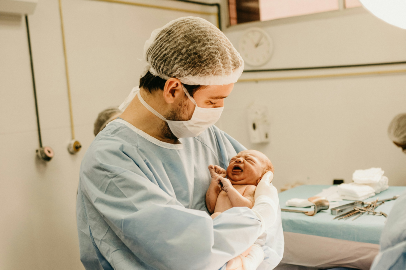 Soins du cordon ombilical : comment surmonter la peur de mal faire ?