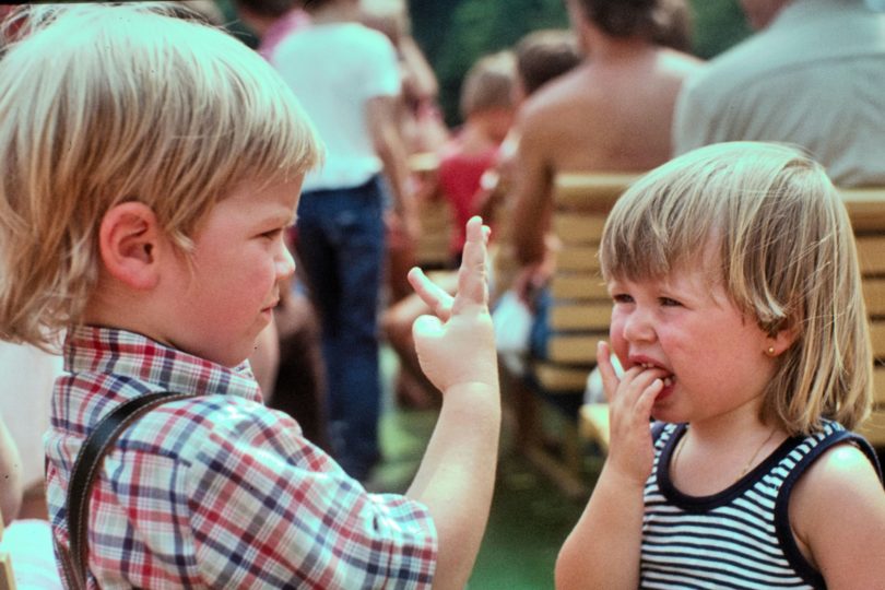 Jalousie entre frères et sœurs : les signes qui doivent alerter les parents
