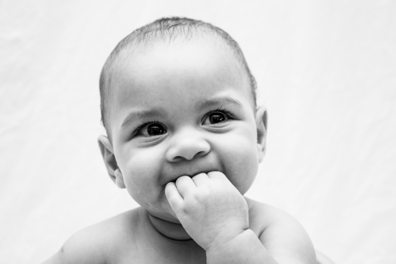 À quel âge mon enfant fait-il ses dents, marche-t-il, parle-t-il ?