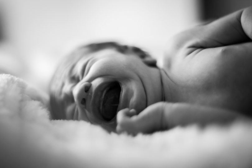 Endormissement du bébé : faut-il le laisser pleurer ? L’enquête sur un clivage parental