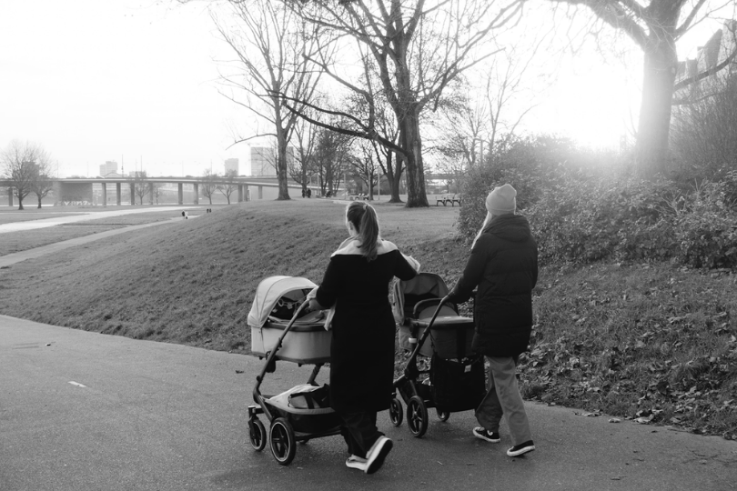 Copines de poussette : comment se créer un nouveau réseau de jeunes mamans dans son quartier ?