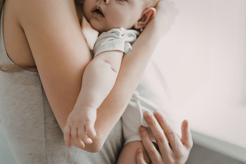 Prénoms de bébés : le top 10 officiel de l’Insee pour 2025
