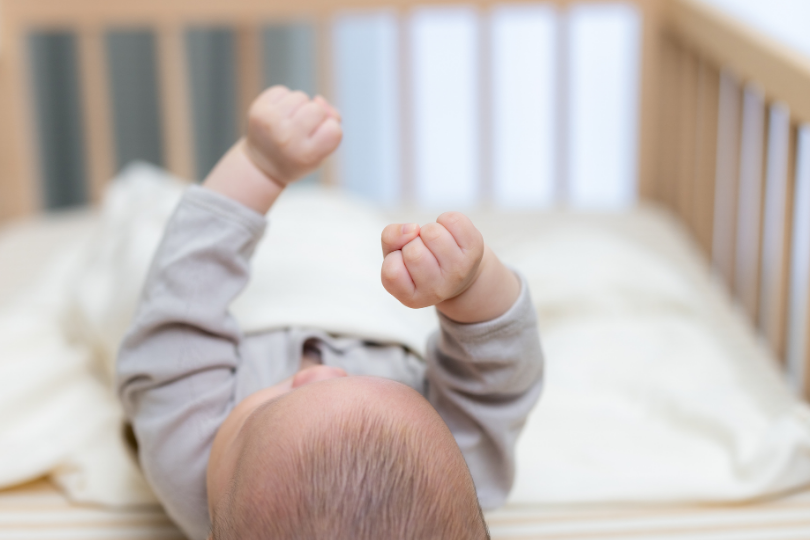 Vacances avec bébé : quel lit parapluie choisir pour voyager serein ?