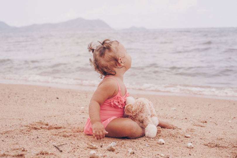 Que mettre dans son sac pour une journée à la plage avec bébé ?